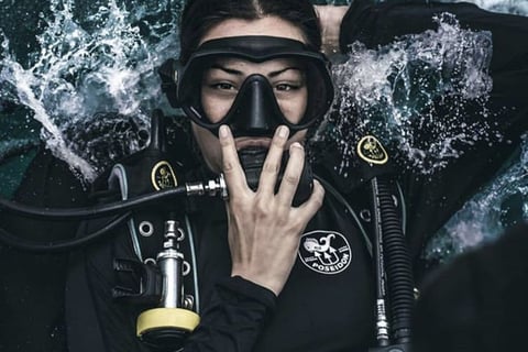 Woman in scuba gear doing bankroll entry in Gili Trawangan