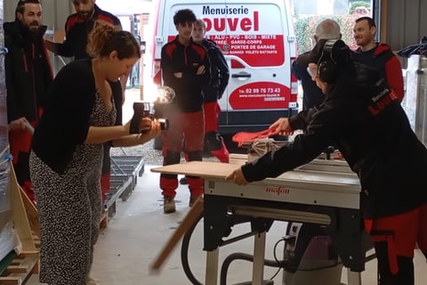 Equipe de l'entreprise louvel en tournage sur site avec videaste léa olivier