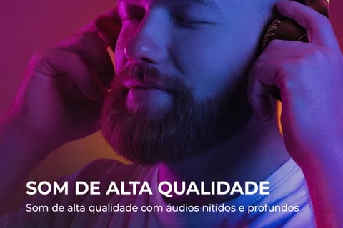 homem com olhos fechados apreciando o som do Headphone AIWA HP-02-B Bluetooth 