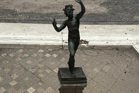 pequena escultura preta simbolizando um fauno