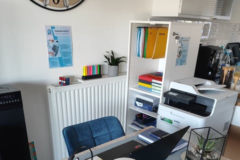 bureau hadmin assist poste de travail