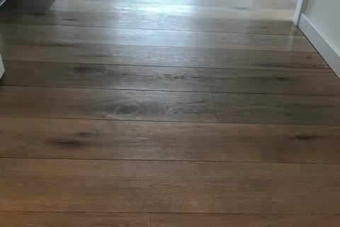 Ponçage de parquet par DG Services - rénovation professionnelle pour sols en bois en Suisse romande