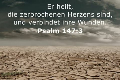 Gott heilt, die zerbrochenen Herzens sind