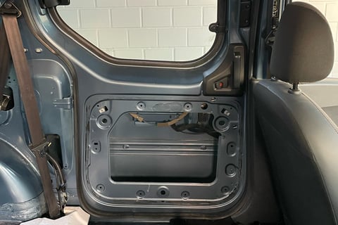 Schiebetür des Dacia Dokkers ohne Verkleidung