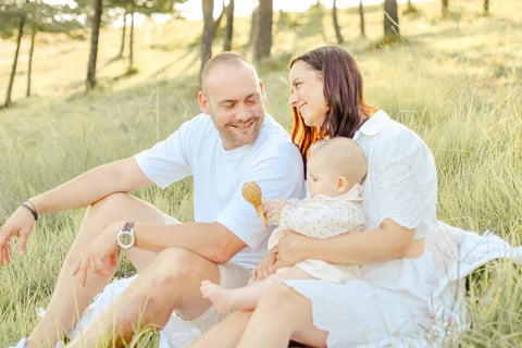 Séance photo nouveau né, Une jeune famille avec leur bébé, par le studio des 4 Saisons