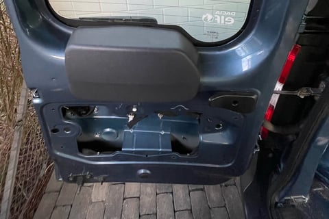 Verkleidung der Hintertüren des Dacia Dokkers gelöst