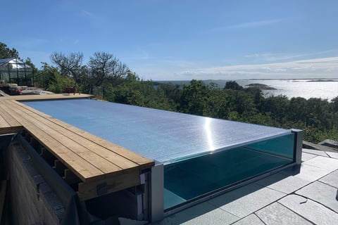 Pool med isolerande pooltak som höjer vattentemperaturen effektivt