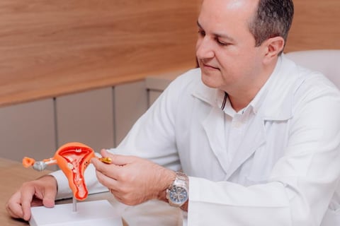 médico ginecologista em consulta para realização de exames preventivos