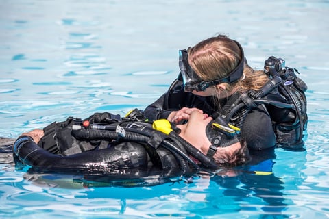 Prácticas del curso de rescate en piscina