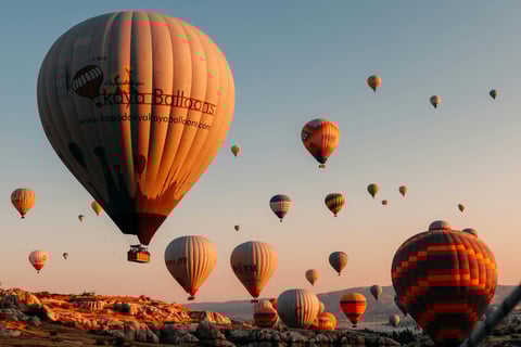 kumpulan balon udara yang sedang berterbangan di langit