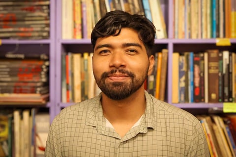 Jean Silva, 34 anos, na biblioteca do Gueto Hub, no bairro do Jurunas.  © Dany Neves