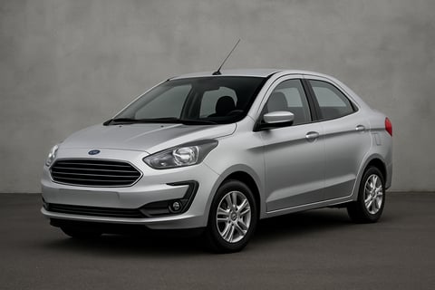 Ford Ka Sedan prata fotografado em ambiente externo com fundo de parede cinza, visto em ângulo front