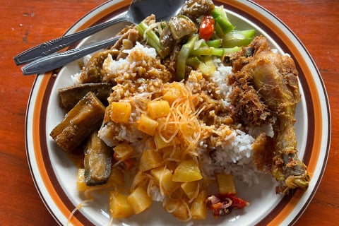 nasi rames di warung nasi ceu kokom batuakras