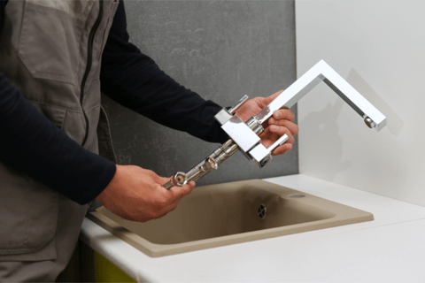 instalando_un_grifo_en_la_cocina