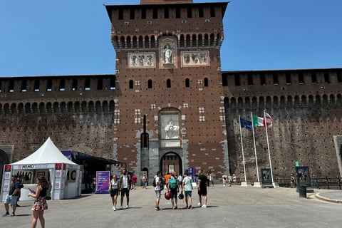 fachada de Castelo Sforzesco em mão