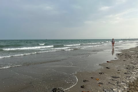 pessoa andando na areia da praia de Lido, Veneza
