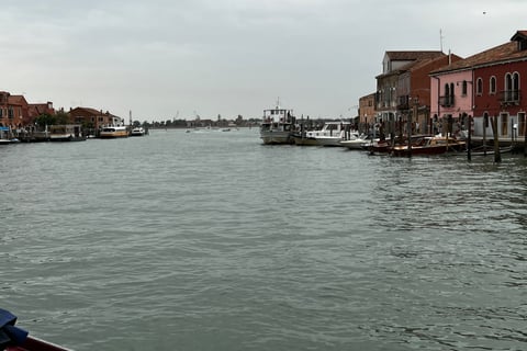 barcos em canal de Murano