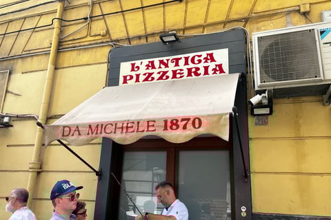 fachada da pizzaria Michele em Nápoles
