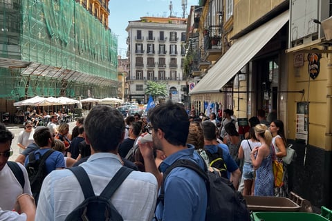 muitas pessoas na rua da pizzaria da Michele