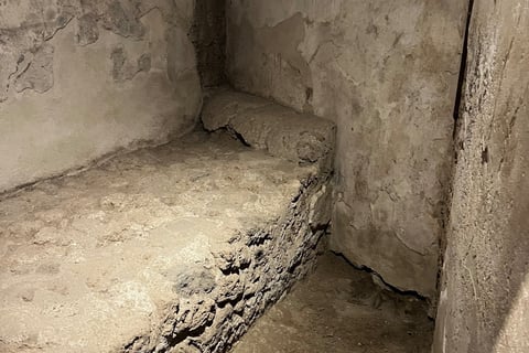 cama feita de pedra dentro de casa de pedra