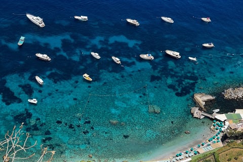 mar visto do alto com vários barcos