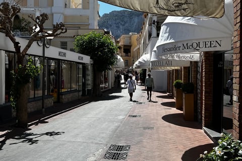 rua com lojas e pedestres
