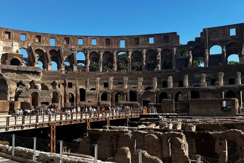 ruínas de uma grande arena feita de pedras - coliseu de Roma