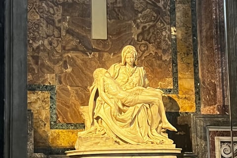 escultura da virgem maria segurando corpo de jesus