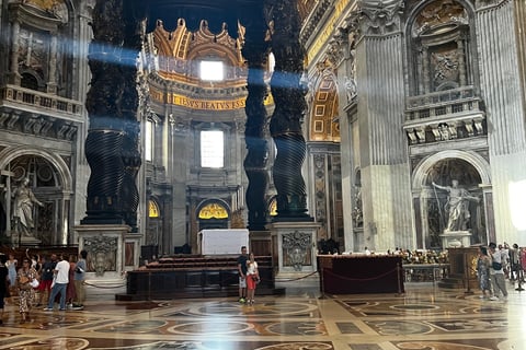 altar no centro de uma igreja grande