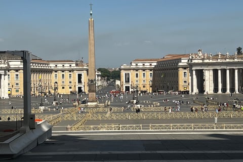 pessoas caminhando em praça com obelisco no centro