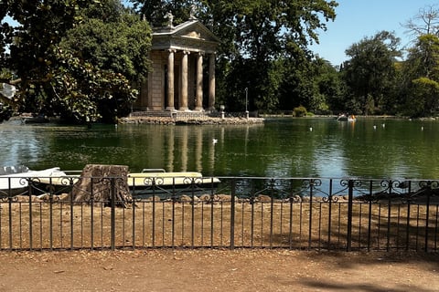parque com lago, gazebo e barcos