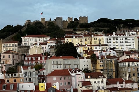 castelo no topo de uma colina
