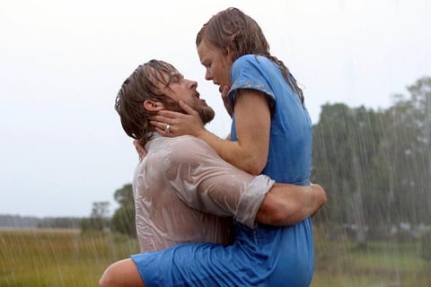 Noah e Allie em cena de chuva e romance no filme Diário de Uma Paixão