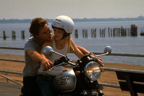 Andie e Ben andando de motocicleta em cena do filme Como Perder um Homem em 10 Dias