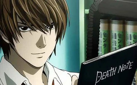 Light Yagami segurando o caderno da morte em Death Note