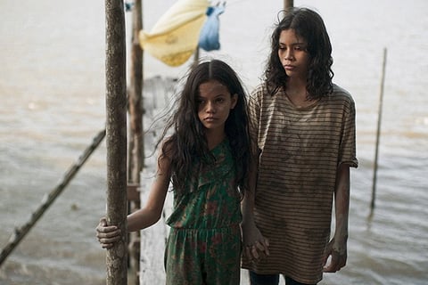 Personagens principais do filme Manas em uma cena dramática