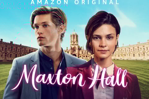 Elenco principal de Maxton Hall: Um Mundo Entre Nós em frente ao colégio