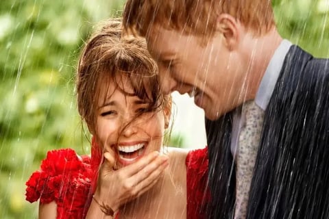 Tim e Mary em cena de chuva do filme Questão de Tempo
