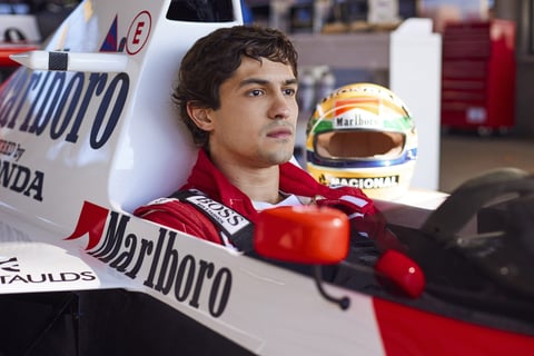 Ator retratando Ayrton Senna em uma corrida de Fórmula 1 na série Senna
