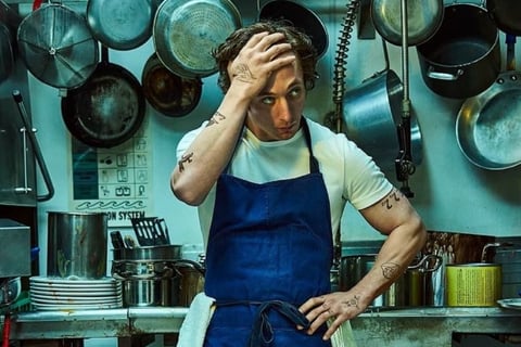Carmen Berzatto trabalhando na cozinha em uma cena de The Bear Temporada 3
