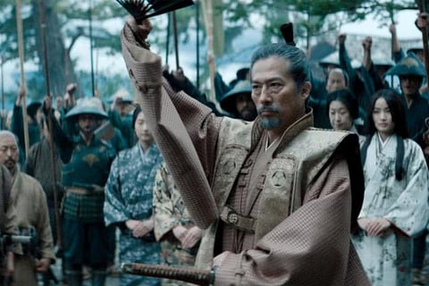 Cena de Xógum: A Gloriosa Saga do Japão mostrando o protagonista em trajes de samurai