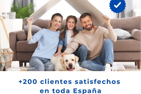 Familia feliz con su perro en una casa aislada, símbolo de confort y satisfacción tras obras