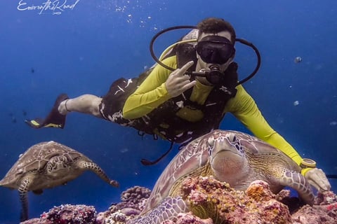 Diver showing awesome sign with two turtles in Gilli Trawangan