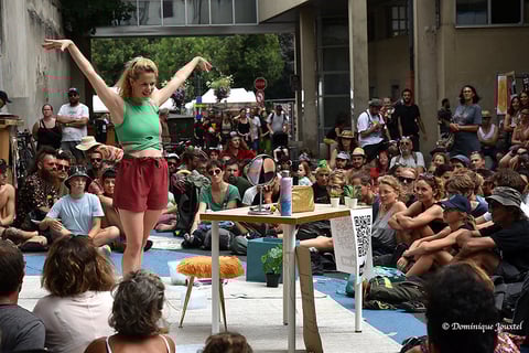 comédienne public festival théâtre rue