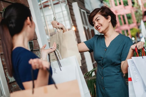 Femme aidant une autre femme à porter ses courses - The David Touch - Service Personnal shopping