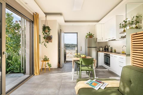 small space was optimized through simple biophilic design