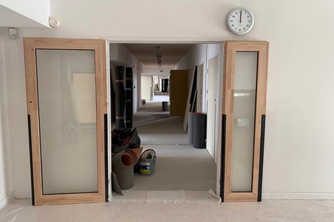 Porte en bois faite par Laroux Menuiserie