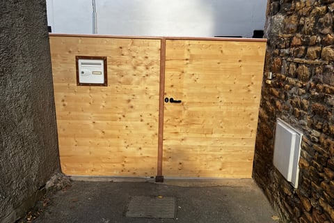 Porte de garage en bois faite par Laroux Menuiserie