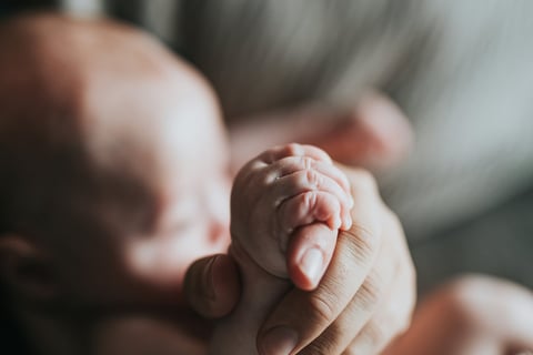 lien maternel et l’épuisement invisible des mères face aux injonctions parentales