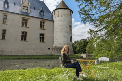 Aujourd'hui, Arielle, fille de Marie-Sol de La Tour d'Auvergne, assise en face  du château